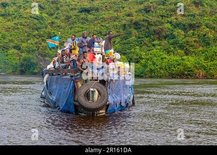 Imbarcazione da fiume sovraccaricata sul fiume Congo, Repubblica Democratica del Congo Foto Stock