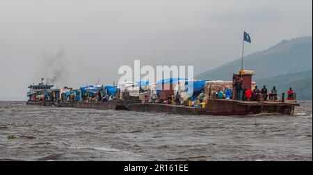 Imbarcazione da fiume sovraccaricata sul fiume Congo, Repubblica Democratica del Congo Foto Stock