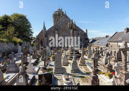 Francia, Bretagna, Finistere, Locronan, etichettato Les Plus Beaux Villages de France, i più bei villaggi di Francia, cimitero di Saint Ronan Foto Stock