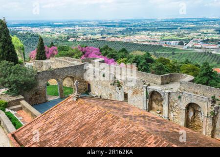 Vista dal castello di Palmela sulla Serra da Arrabida, la penisola di Setubal, la costa di Lisbona, il Portogallo Foto Stock