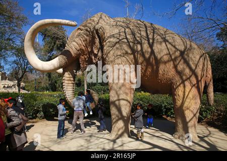 Mammoth scultura, Parc de la Ciutadella, Barcellona, in Catalogna, Spagna Foto Stock