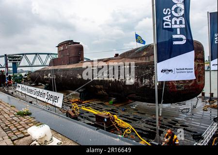 Nijmegen, Paesi Bassi. 11th maggio, 2023. Una vista del sottomarino ormeggiato al molo. Il sottomarino della Marina tedesca del U17 si caricò su un pontone galleggiante, navigando attraverso il paese passando e trascorrendo la notte a Nijmegen, al Waalkade. Con 500 tonnellate e una lunghezza di 50 metri e un'altezza di 9 metri, il sottomarino che partì da Kiel in aprile sarà poi assegnato un posto temporaneo di fronte al Museo della tecnica Speyer, in Germania. (Foto di Ana Fernandez/SOPA Images/Sipa USA) Credit: Sipa USA/Alamy Live News Foto Stock