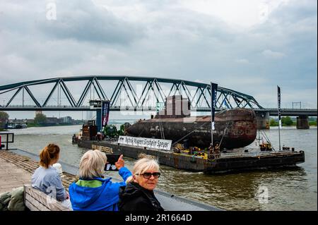 Nijmegen, Paesi Bassi. 11th maggio, 2023. Si vedono le persone che scattano foto del sottomarino ormeggiato al molo. Il sottomarino della Marina tedesca del U17 si caricò su un pontone galleggiante, navigando attraverso il paese passando e trascorrendo la notte a Nijmegen, al Waalkade. Con 500 tonnellate e una lunghezza di 50 metri e un'altezza di 9 metri, il sottomarino che partì da Kiel in aprile sarà poi assegnato un posto temporaneo di fronte al Museo della tecnica Speyer, in Germania. (Foto di Ana Fernandez/SOPA Images/Sipa USA) Credit: Sipa USA/Alamy Live News Foto Stock