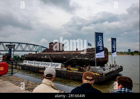 Nijmegen, Paesi Bassi. 11th maggio, 2023. La gente è vista guardando il sommergibile ormeggiato al molo. Il sottomarino della Marina tedesca del U17 si caricò su un pontone galleggiante, navigando attraverso il paese passando e trascorrendo la notte a Nijmegen, al Waalkade. Con 500 tonnellate e una lunghezza di 50 metri e un'altezza di 9 metri, il sottomarino che partì da Kiel in aprile sarà poi assegnato un posto temporaneo di fronte al Museo della tecnica Speyer, in Germania. (Foto di Ana Fernandez/SOPA Images/Sipa USA) Credit: Sipa USA/Alamy Live News Foto Stock