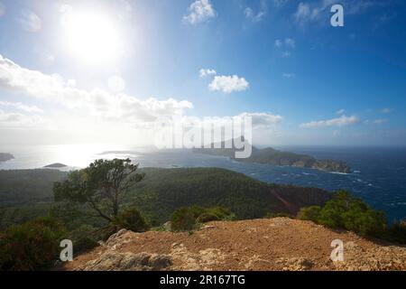 Vista dell'isola di SA Dragonera, escursione da Sant Elm al monastero di la Trapa, Maiorca, Isole Baleari, Spagna Foto Stock