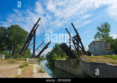 Pont van Gogh vicino Arles, ponte levatoio sul canale del Rodano, Bouches-du-Rhone, Provenza, Francia Foto Stock