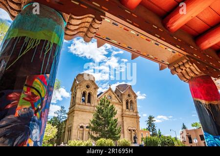 Cattedrale di Santa Fe, New Mexico, visto dal Museo di Arte Contemporanea dei nativi Foto Stock