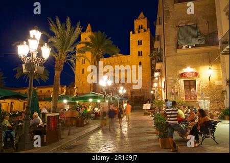 Cattedrale di San Salvatore con Piazza Duomo, Cefalù, Sicilia, Italia Foto Stock