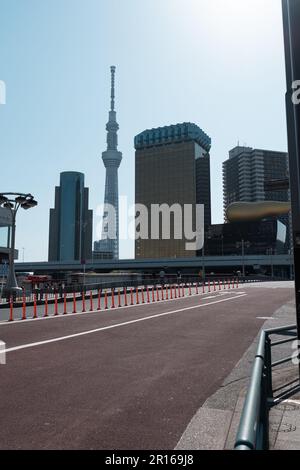 TOKYO, GIAPPONE - 9 APRILE 2023: Edificio dello skyline e torre dello Skytree di Tokyo, famoso punto di riferimento vicino al fiume Sumida, vista dal quartiere Asakusa a Tokyo, Giappone Foto Stock