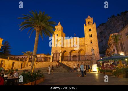 Cattedrale di San Salvatore con Piazza Duomo, Cefalù, Sicilia, Italia Foto Stock