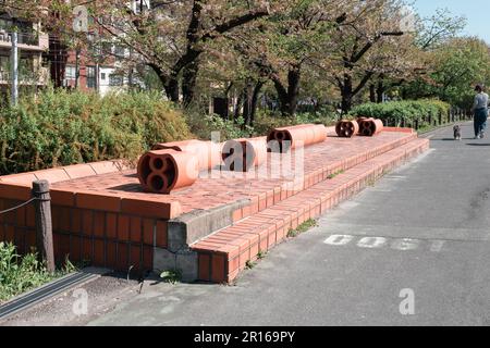 TOKYO, GIAPPONE - 9 APRILE 2023: Area di riposo a Sumida Reiver Walk Foto Stock