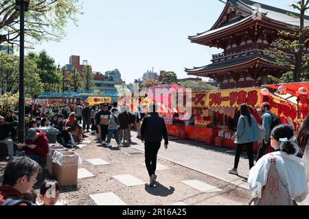 TOKYO, GIAPPONE - 9 APRILE 2023: Persone che camminano nel tempio senso-ji ad Asakusa Foto Stock