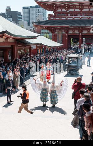 TOKYO, GIAPPONE - 9 APRILE 2023: Sfilata di danza degli aironi bianchi nel tempio di Sensoji Foto Stock