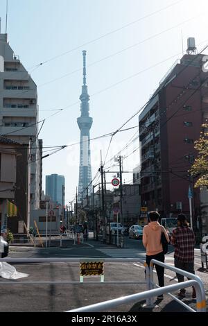TOKYO, GIAPPONE - 9 APRILE 2023: Tokyo Skytree Tower, famoso punto di riferimento vicino al fiume Sumida Foto Stock