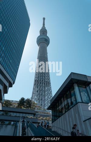 TOKYO, GIAPPONE - 9 APRILE 2023: Tokyo Skytree Tower, famoso punto di riferimento vicino al fiume Sumida Foto Stock