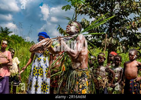 Ragazzi Pigmici dipinti, Kisangani, Congo Foto Stock