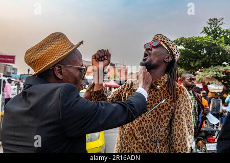 Il movimento la Sape incarna l'eleganza nello stile e nelle maniere dei predecessori coloniali Dandies, Kinshasa, Repubblica Democratica del Congo Foto Stock