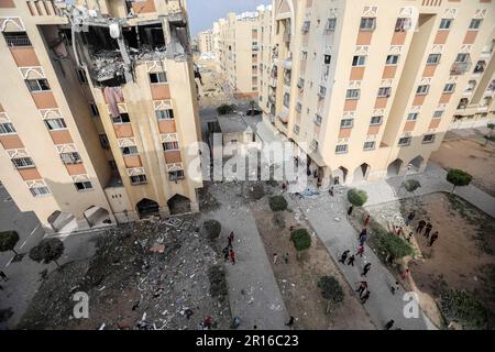 Gaza, Palestina. 11th maggio, 2023. I palestinesi ispezionano le rovine di una casa e la casa di un leader di spicco del movimento islamico della Jihad, Ali Ghali, dopo che è stato colpito da uno sciopero aereo israeliano a Khan Yunis, nella striscia di Gaza meridionale. (Foto di Yousef Masoud/SOPA Images/Sipa USA) Credit: Sipa USA/Alamy Live News Foto Stock