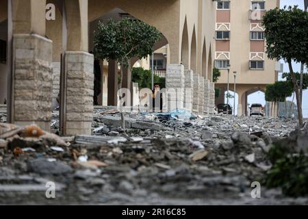 Gaza, Palestina. 11th maggio, 2023. I palestinesi ispezionano le rovine di una casa e la casa di un leader di spicco del movimento islamico della Jihad, Ali Ghali, dopo che è stato colpito da uno sciopero aereo israeliano a Khan Yunis, nella striscia di Gaza meridionale. (Foto di Yousef Masoud/SOPA Images/Sipa USA) Credit: Sipa USA/Alamy Live News Foto Stock