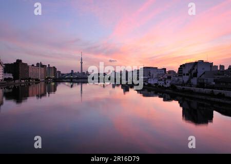 Bagliore mattutino del fiume Sumida, del ponte Kiyosu e del cielo di Tokyo Foto Stock