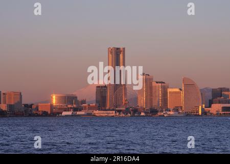 Gli edifici del Minato Mirai brillano al sole del mattino e al Monte Fuji Foto Stock