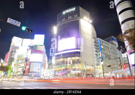 Shibuya scrambly intersezione di vista notturna Foto Stock