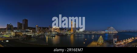 Mosaico albero di Natale e Kobe Harbor breakwater al tramonto Foto Stock