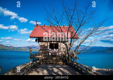 Santuario Kansagu Ukiki sul lato del Lago Tazawa Foto Stock