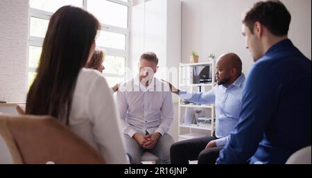 Gruppo di giovani diversi che hanno conversazione Foto Stock