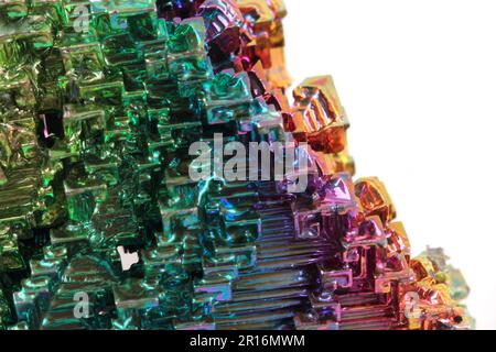 Bismuto - minerale metallico arcobaleno isolato su sfondo bianco Foto Stock