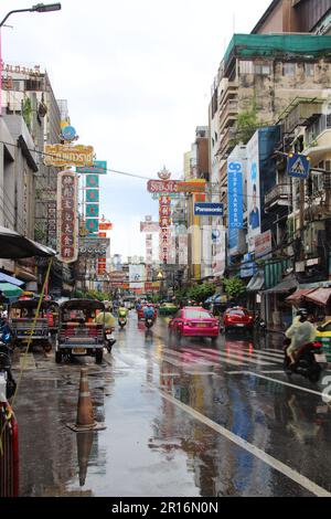 Yaowarat Chinatown Bangkok sotto la pioggia Foto Stock