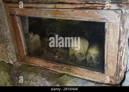 Monastero di Mghvimevi, una chiesa scavata nella grotta di Chiatura, Georgia Foto Stock