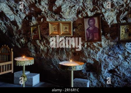 Monastero di Mghvimevi, una chiesa scavata nella grotta di Chiatura, Georgia Foto Stock