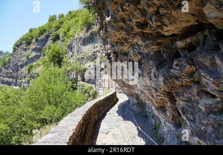 Monastero di Mghvimevi, una chiesa scavata nella grotta di Chiatura, Georgia Foto Stock