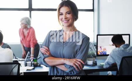 Dire che sono fiero del mio team è un'affermazione poco importante. Ritratto di una giovane donna d'affari fiduciosa che lavora in un ufficio moderno con i suoi colleghi nel Foto Stock