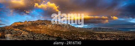 Una vista maestosa delle montagne Sandia ad Albuquerque, New Mexico durante il tramonto Foto Stock