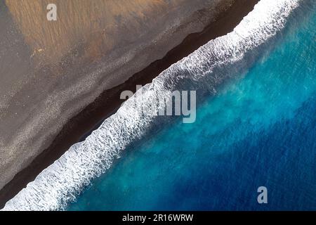 Veduta aerea di una bellissima spiaggia di sabbia nera vicino a Tarrafal de Monte Tigo su Santo Antao, Cabo verde, Africa Foto Stock