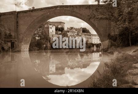 Veduta di Seppia dell'antico ponte romano sul fiume Metauro a Fossombrone, provincia di Pesaro e Urbino, Marche, Italia, Europa Foto Stock