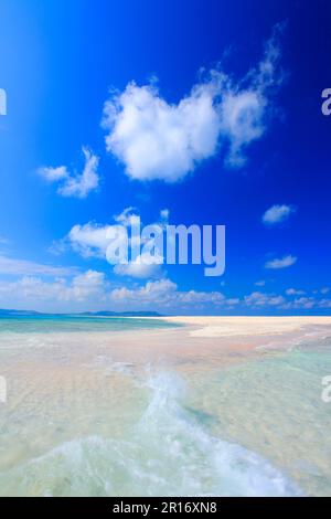 Spruzzi di mare intersecanti, spiaggia di Hatenohama e nubi di fuga Foto Stock