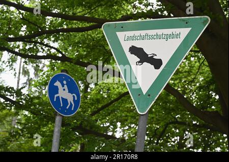 Colonia, Germania. 11th maggio, 2023. "Area di conservazione del paesaggio" è scritta su un cartello. Credit: Horst Galuschka/dpa/Horst Galuschka dpa/Alamy Live News Foto Stock