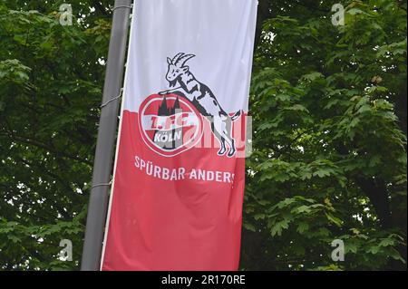 Colonia, Germania. 11th maggio, 2023. Una bandiera rossa e bianca con il logo e la scritta della squadra di calcio di Colonia 1.FC Köln. Credit: Horst Galuschka/dpa/Alamy Live News Foto Stock