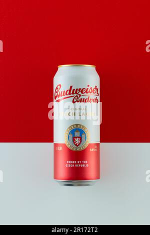 Praga, Repubblica Ceca - 3 maggio 2023: Birra Budweiser Budvar lager fredda in alluminio su sfondo rosso e bianco. Budweiser è realizzato da Budweiser Budva Foto Stock