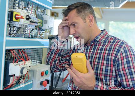 un uomo sta risolvendo un problema di tensione Foto Stock