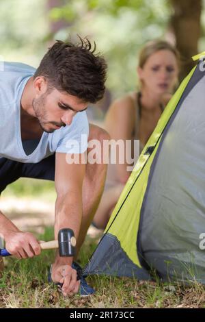 giovane coppia che monta la tenda a cupola Foto Stock