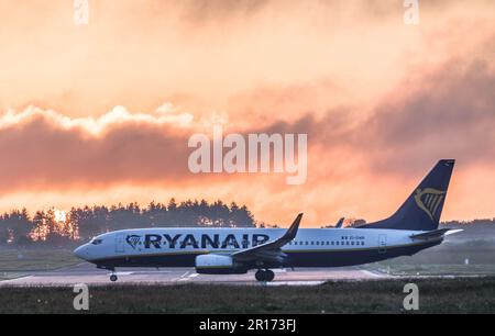 Aeroporto di Cork, Cork, Irlanda. 12th maggio, 2023. Un Boeing Ryanair 737 in procinto di decollare per Londra Stansted in un volo all'alba dall'aeroporto di Cork, Cork, Irlanda. - Immagine; David Creedon Foto Stock