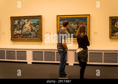 Coppia che guarda i dipinti di Oscar Kokoschka, Kunsthaus, Museo d'Arte, Old Building, Zurigo, Svizzera Foto Stock