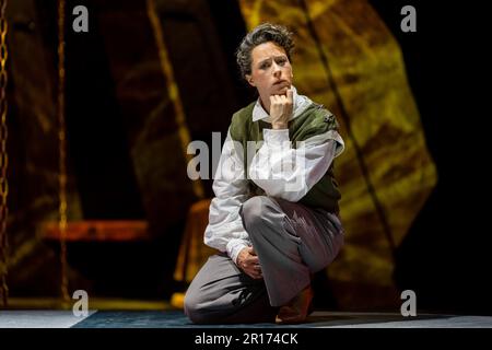 Cottbus, Germania. 10th maggio, 2023. L'attrice Charlotte Müller (Dysart) si schiaccia sul palco dello Staatstheater Cottbus durante una prova fotografica per il thriller 'Equus' di Peter Shaffer nella traduzione di Ursula Grützmacher-Tabori. La commedia è stata diretta dallo scrittore interno Philipp Rosendahl, il palco è stato progettato da Daniel Roskamp, e i costumi sono stati progettati da Johann Brigitte Schima. La prima è il 13 maggio 2023. Credit: Frank Hammerschmidt/dpa/Alamy Live News Foto Stock