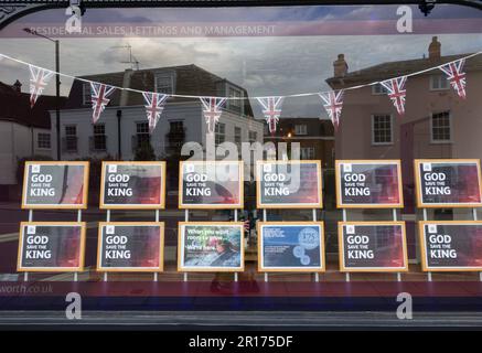 Il cartello di God Save the King nella vetrina di un'agenzia immobiliare che mostra il coniglietto delle celebrazioni per l'incoronazione reale e Union Jacks, Londra, Inghilterra, Regno Unito Foto Stock