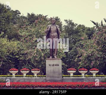 Una statua di bronzo di Lenin in un giardino lussureggiante in Vietnam Foto Stock