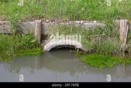 L'acqua scorre attraverso un canale di cemento in un fosso, nei Paesi Bassi Foto Stock